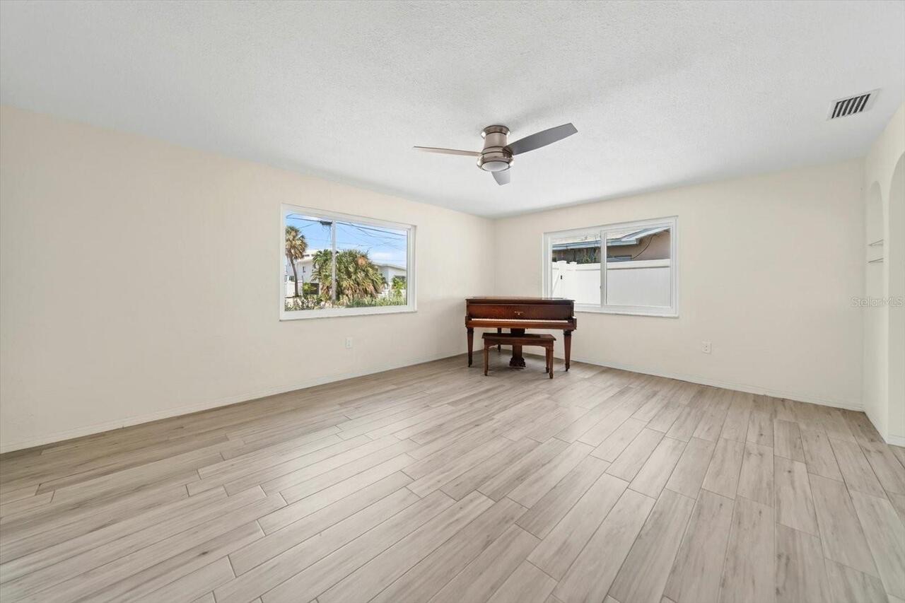 Listing Photo 14