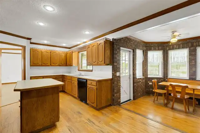 Listing Photo 12