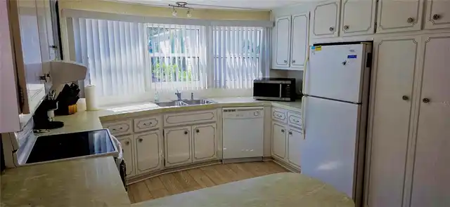 Listing Photo 11