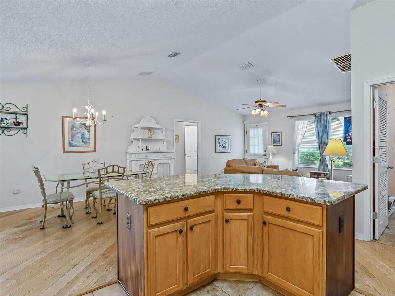Listing Photo 8