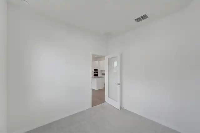 Listing Photo 12