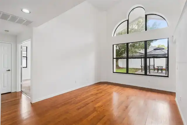 Listing Photo 16