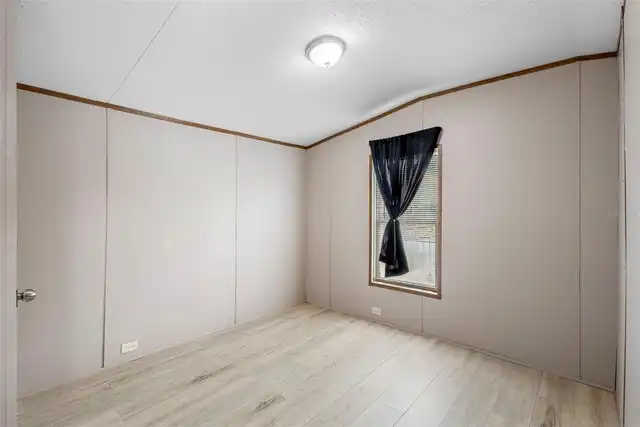Listing Photo 12