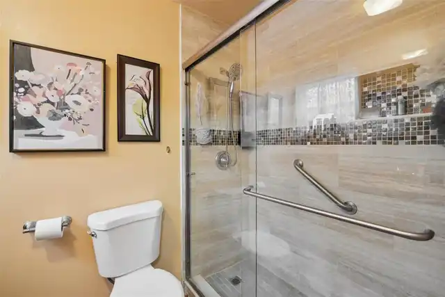 Listing Photo 12
