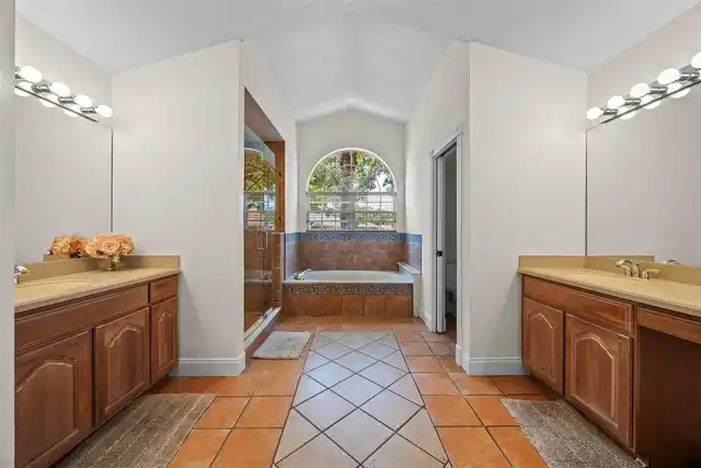 Listing Photo 12