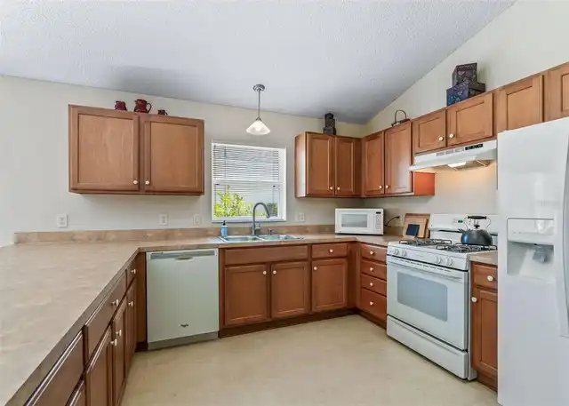 Listing Photo 9