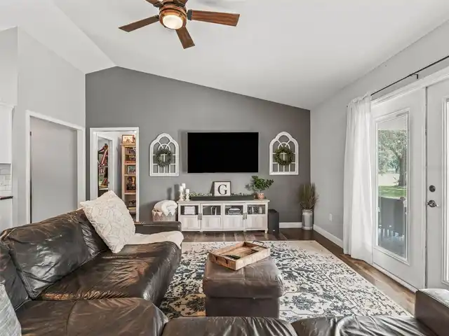 Listing Photo 11