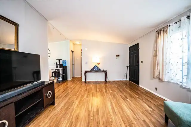 Listing Photo 10