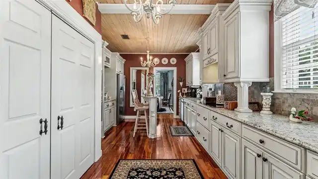 Listing Photo 10