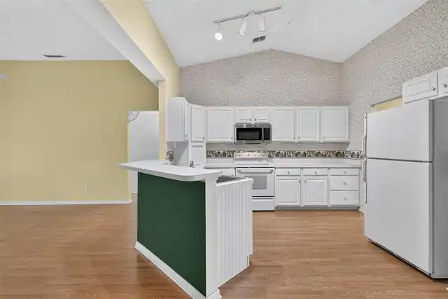 Listing Photo 11