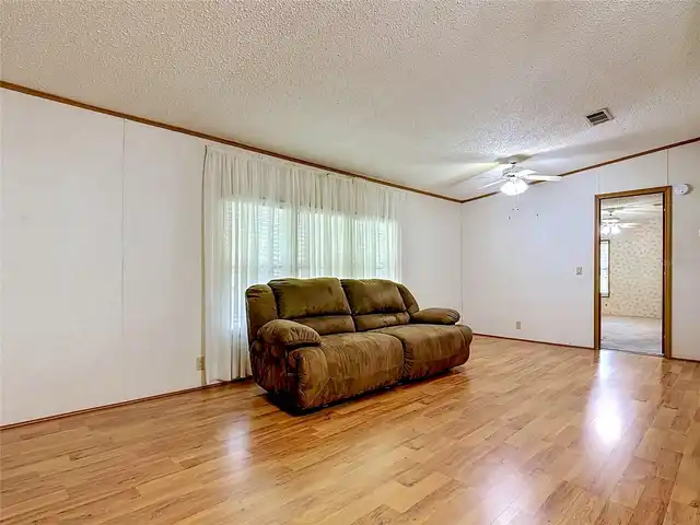 Listing Photo 12