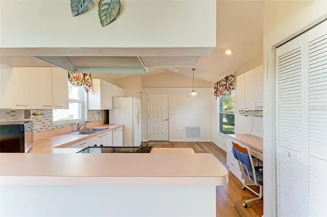 Listing Photo 12