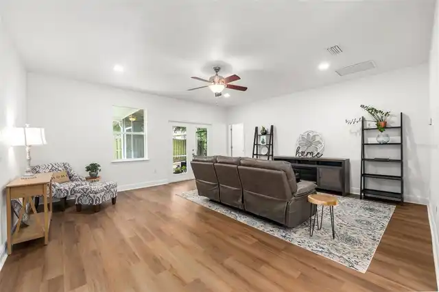 Listing Photo 10