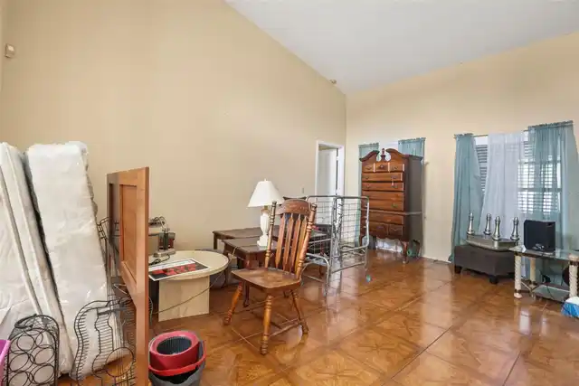 Listing Photo 12
