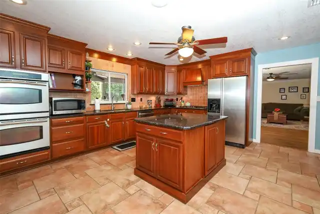 Listing Photo 11