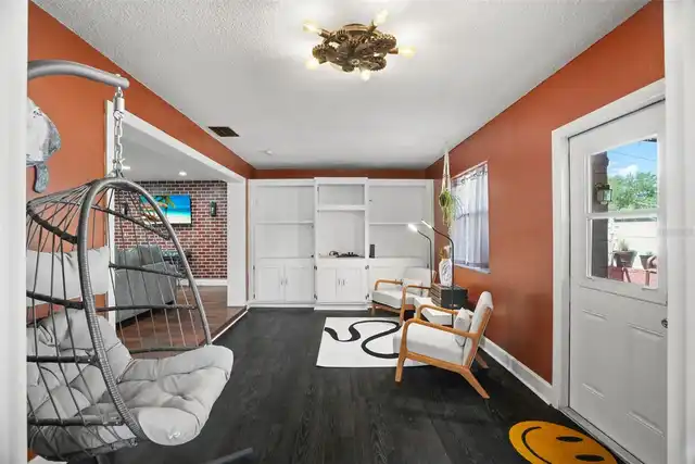 Listing Photo 9