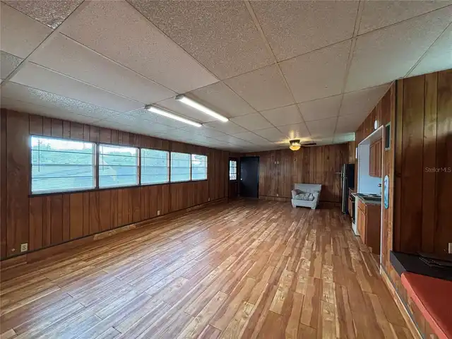 Listing Photo 11