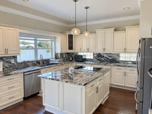 Listing Photo 10