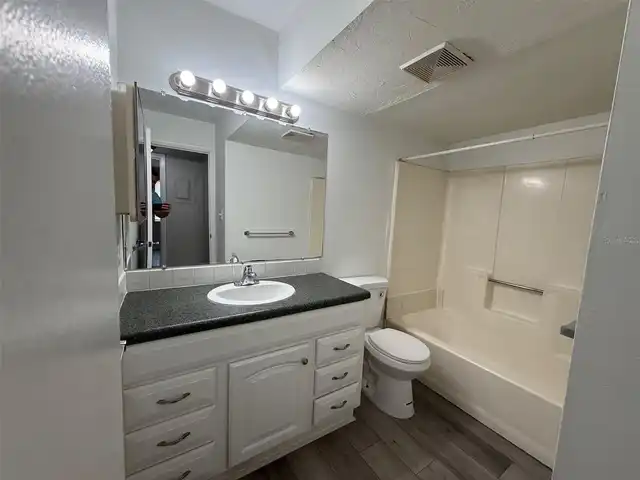 Listing Photo 9