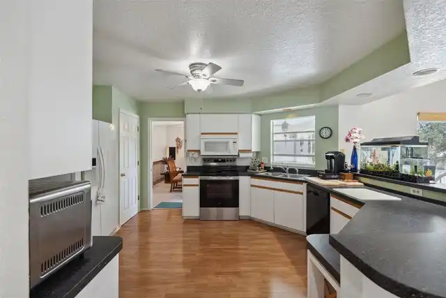 Listing Photo 11