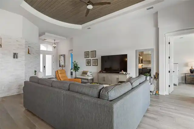 Listing Photo 11