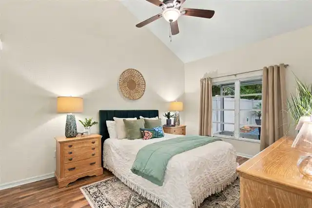 Listing Photo 12