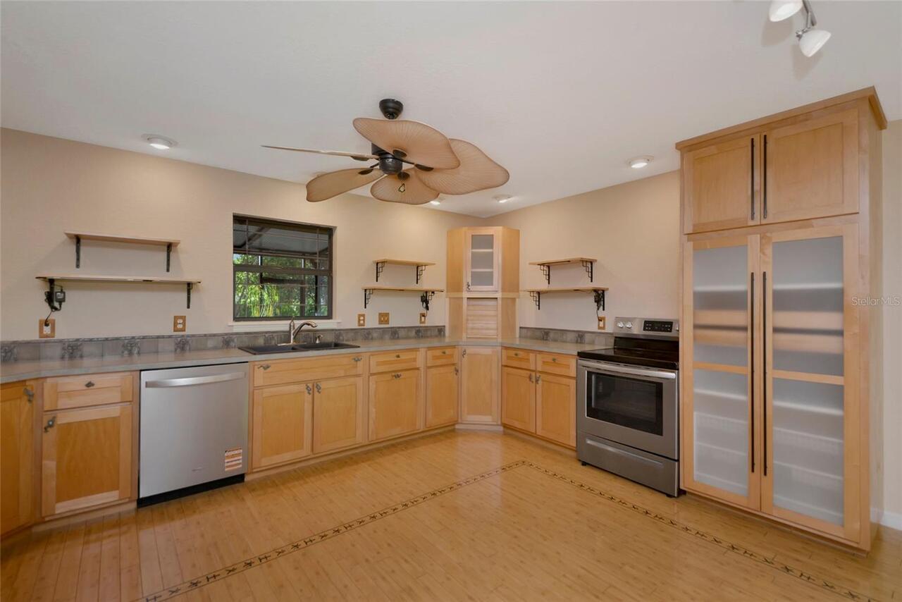 Listing Photo 11
