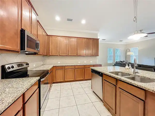 Listing Photo 11