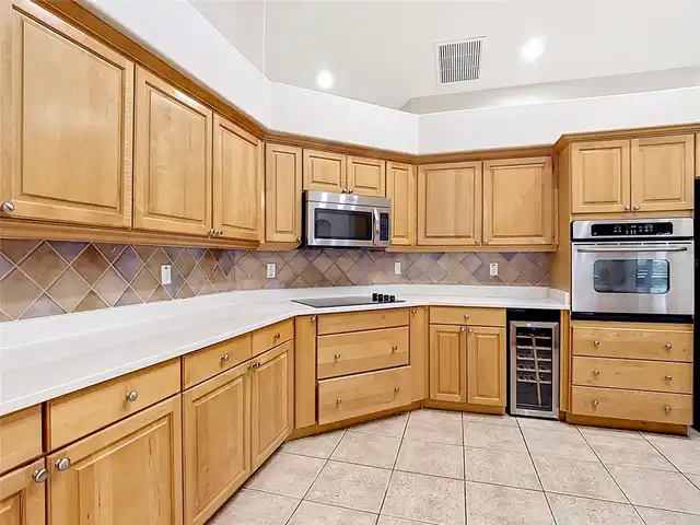 Listing Photo 11