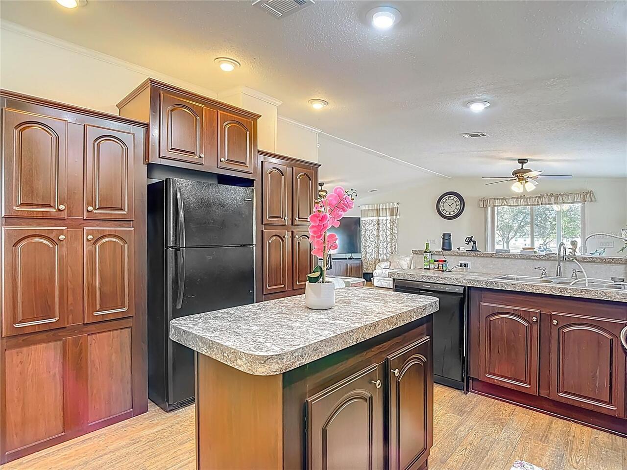 Listing Photo 9