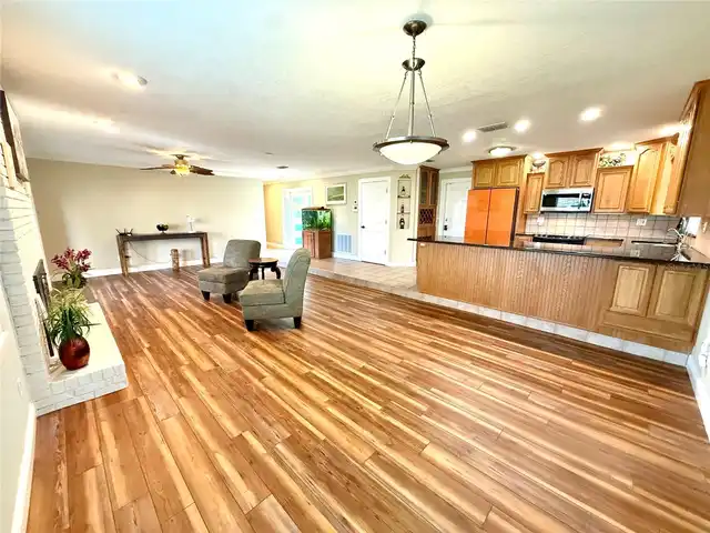 Listing Photo 11
