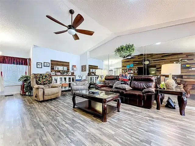 Listing Photo 12