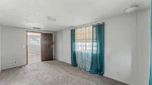 Listing Photo 12