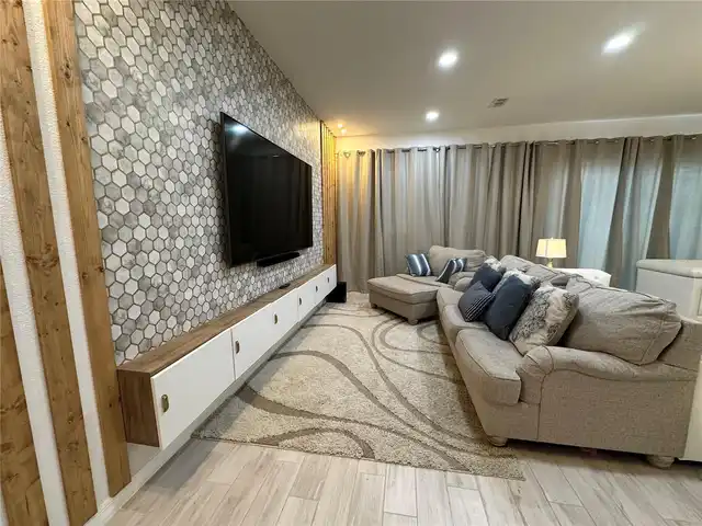 Listing Photo 12