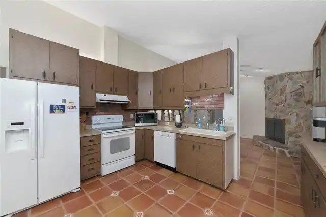Listing Photo 9