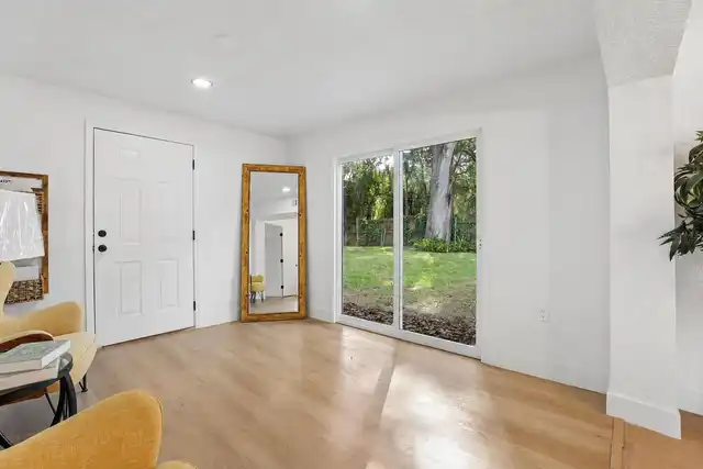 Listing Photo 11