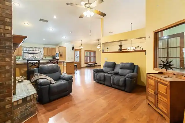 Listing Photo 10