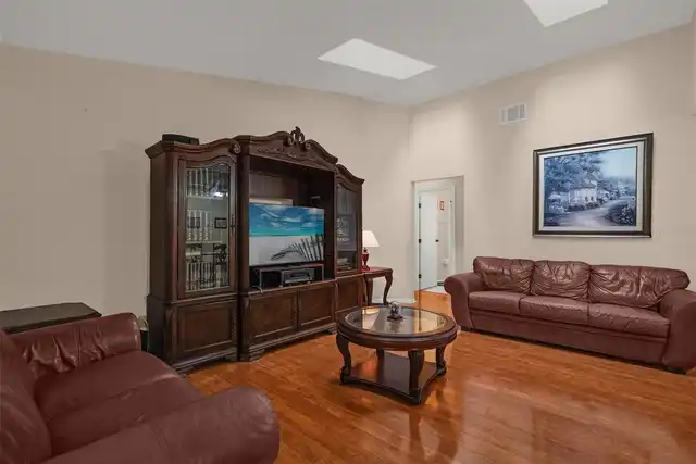 Listing Photo 11