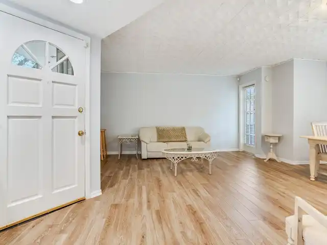 Listing Photo 10