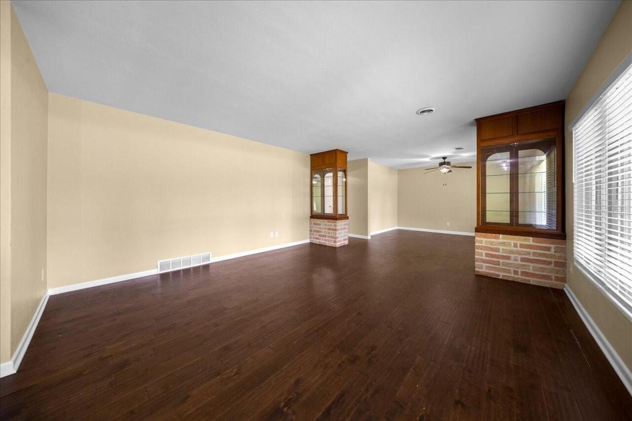 Listing Photo 12