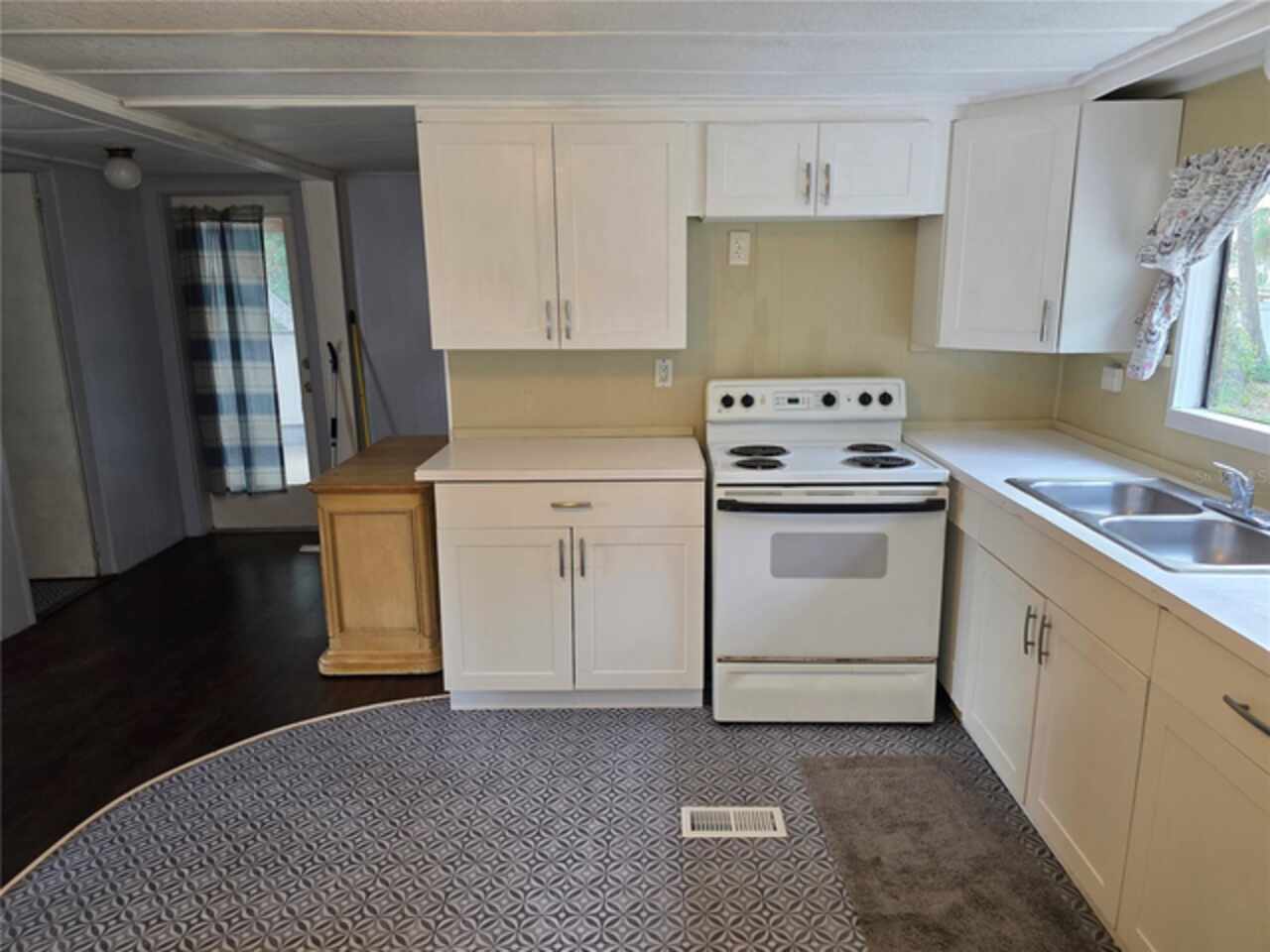 Listing Photo 12