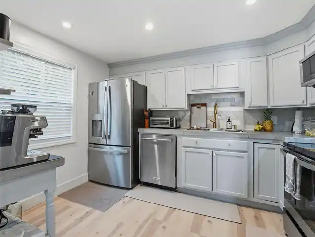 Listing Photo 9