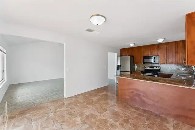 Listing Photo 12