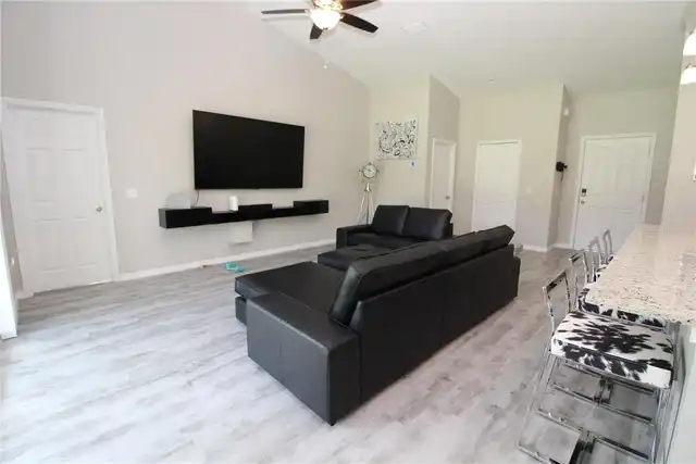 Listing Photo 12