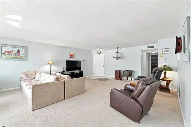 Listing Photo 12