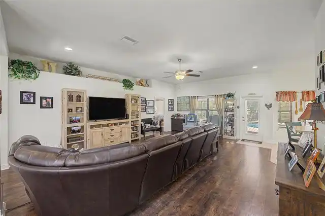 Listing Photo 9
