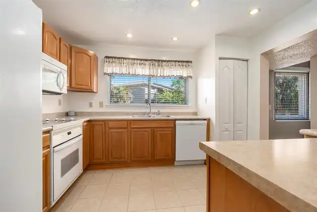 Listing Photo 12