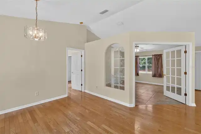 Listing Photo 12