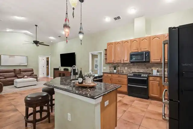 Listing Photo 11