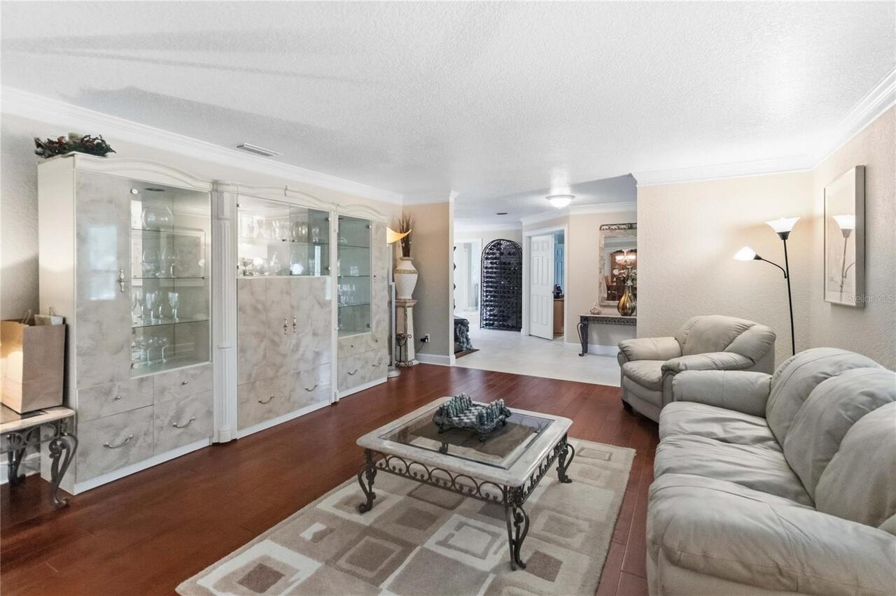 Listing Photo 11
